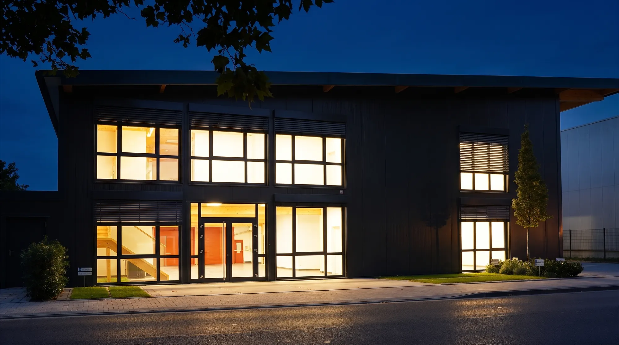 Firmensitz der BLACK ONYX GmbH in Hürth bei Köln am Abend