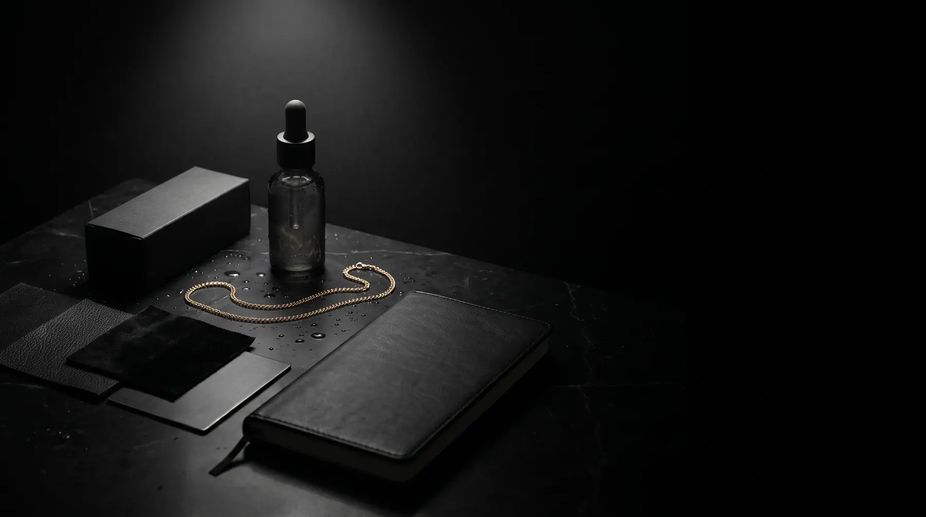 Produktmuster, Materialien und Verpackung auf einem dunklen Onyx-Tisch