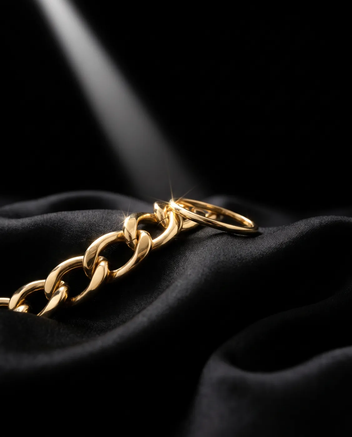 Goldschmuck auf Seide